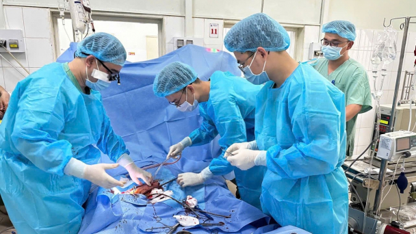 Cứu sống bé trai 7 tuổi bị viêm cơ tim bằng kỹ thuật ECMO