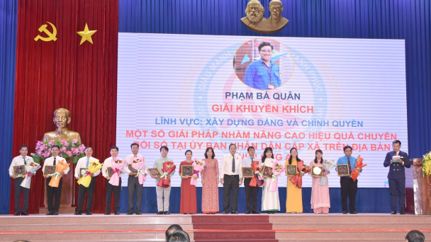 Trao giải cuộc vận động 'Cử tri hiến kế xây dựng quê hương Long An'