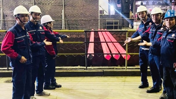 Nhà máy Gang thép Lào Cai tái khởi động, ra lò mẻ phôi thép đầu tiên