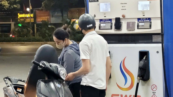 Giá xăng dầu hôm nay 6/5/2025: Biến động trái chiều