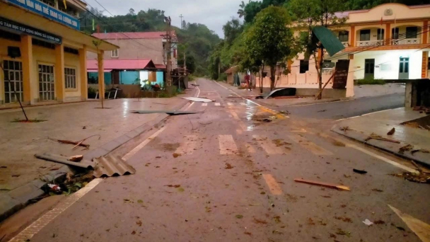 Giông lốc gây hư hỏng nhiều nhà và hoa màu ở Bảo Yên