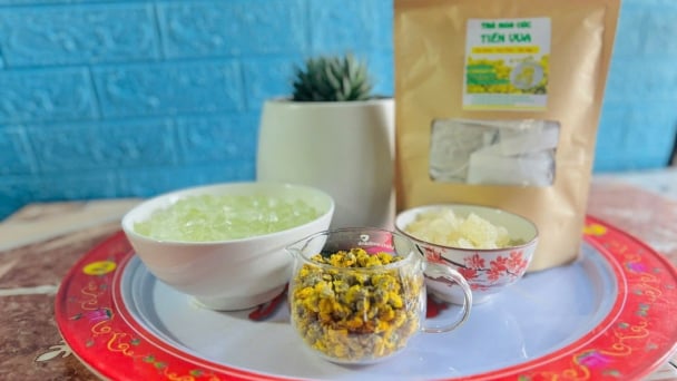 Làm trà từ hoa cúc tiến vua