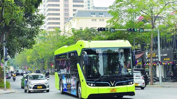 Hà Nội đặt mốc chuyển toàn bộ xe taxi, xe công nghệ sang năng lượng xanh