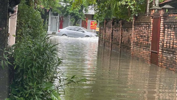 Mưa lớn giữa mùa hè, nhiều tuyến đường ở TP Huế ngập sâu và mất điện