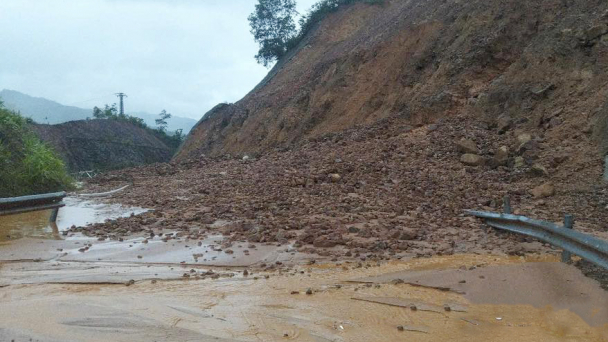 Huế mưa ‘trắng trời’, sạt lở đường dẫn lên cao tốc