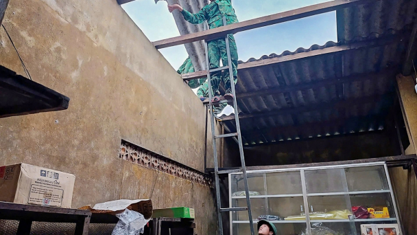 Giông lốc khiến 53 ngôi nhà ở miền núi A Lưới tốc mái