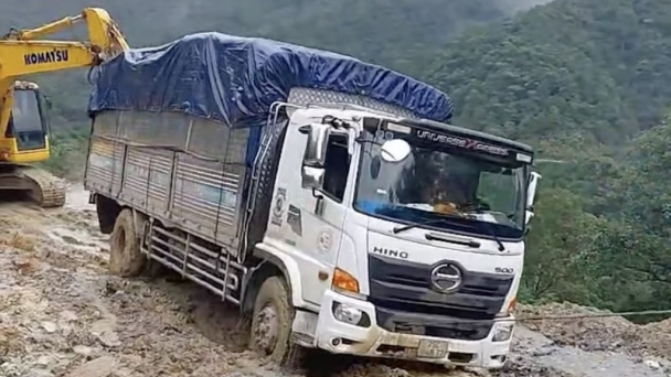 Lai Châu không để học sinh lỡ thi vì sạt lở, ách tắc giao thông