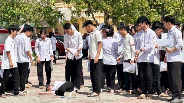 Một thí sinh ngất xỉu sau khi kết thúc môn thi Ngữ văn
