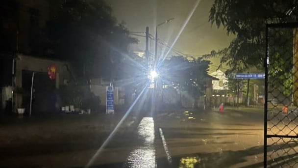 Nước lũ dâng cao trong đêm, miền tây Nghệ An khốn đốn