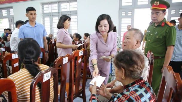 Phó Chủ tịch Quốc hội trao tặng 1.000 phần quà cho các gia đình chính sách