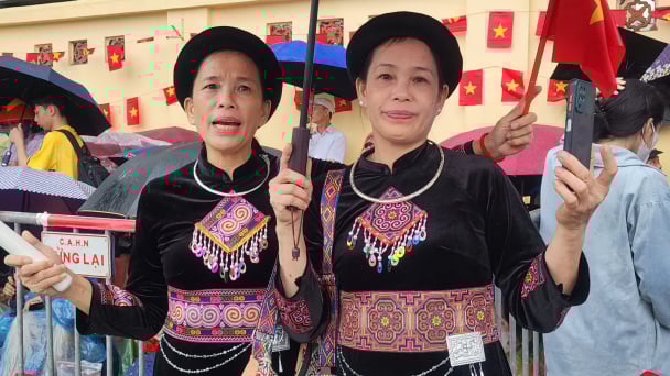 Mưa không ngăn nổi dòng người chờ xem sơ duyệt diễu binh