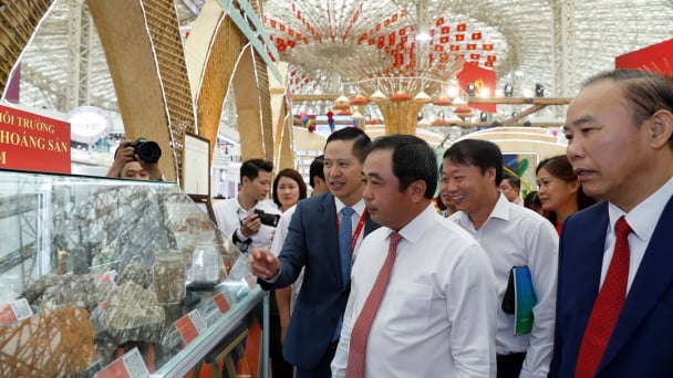 Quyền Bộ trưởng Trần Đức Thắng thăm gian trưng bày 80 năm thành tựu của ngành Nông nghiệp và Môi trường