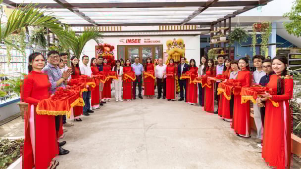 INSEE trao thư viện 'Hướng Dương' không gian xanh cho trẻ em đặc biệt Vĩnh Long
