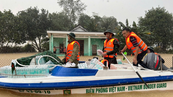 Đà Nẵng: ‘Chạy đua’ cứu trợ, tiếp tế người dân