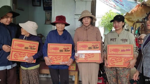 Acecook Việt Nam hỗ trợ 210.000 sản phẩm mì ăn liền cho người dân vùng lũ