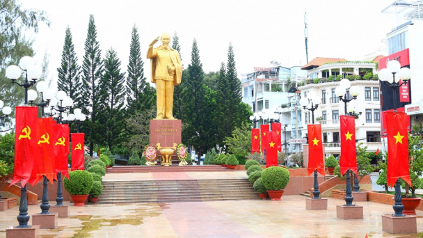 Rực rỡ cờ hoa hướng về Đại hội đại biểu toàn quốc XIV của Đảng