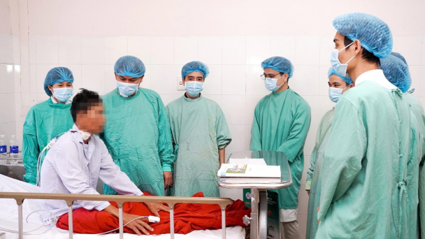 Lần đầu tại Việt Nam: Cắt hai thận đa nang và ghép thận cùng ca mổ