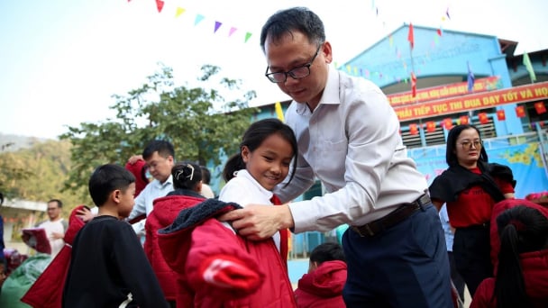 Báo chí Nghệ An đưa áo ấm đến với học sinh vùng cao Chiêu Lưu