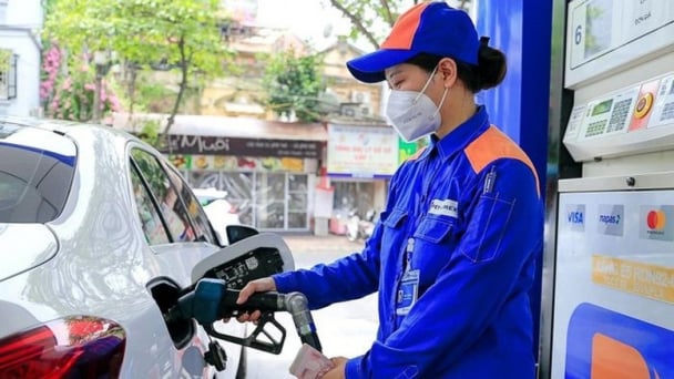 Mùng 4 Tết, giá xăng đồng loạt giảm, dầu tăng