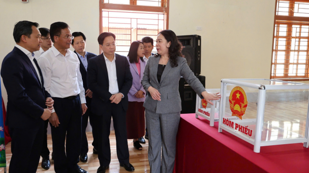 Phó Chủ tịch nước Võ Thị Ánh Xuân kiểm tra bầu cử tại Sơn La