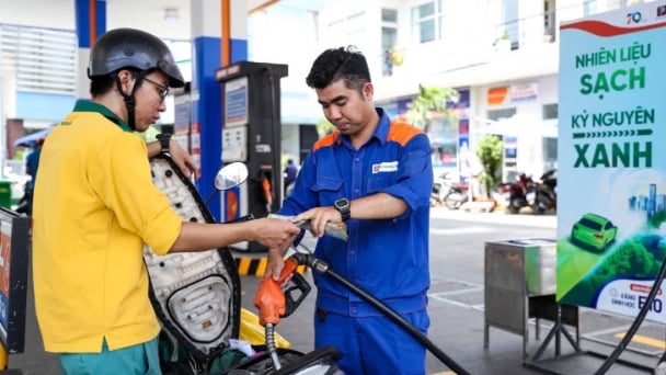 Giá xăng dầu tăng nhẹ kể từ 22h ngày 12/3, riêng E5RON92 giảm