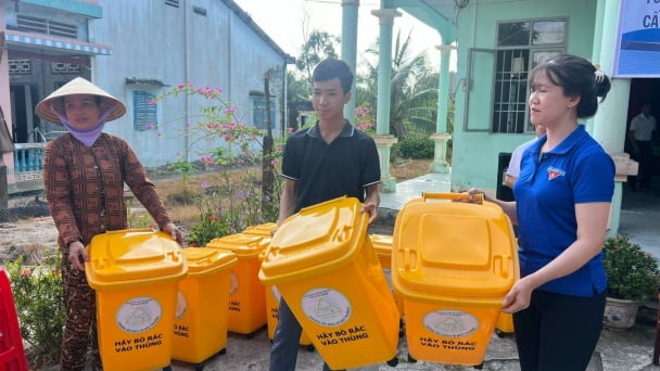Trao gần 1.360 thùng rác cho hộ dân, xây dựng đường xanh - sạch - đẹp