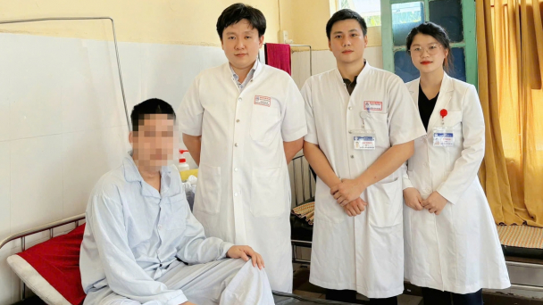 Nội soi cứu bệnh nhân tâm thần nuốt 3 bàn chải đánh răng