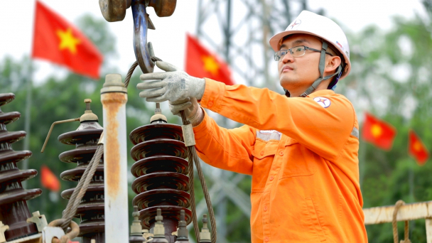 EVNNPC: Những ca trực thầm lặng giữ sáng dòng điện dịp 30/4 - 1/5