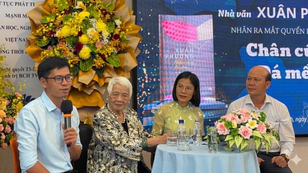 ‘Chân cứng đá mềm’ bỏ bùa độc giả