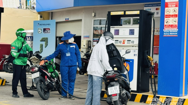 Ngày đầu TP.HCM bán xăng E10: Người dân bắt đầu trải nghiệm nhiên liệu mới