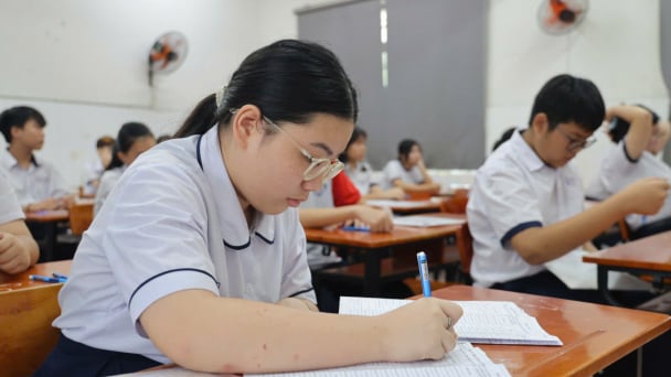 Không khí nghiêm túc tại các điểm thi lớp 10