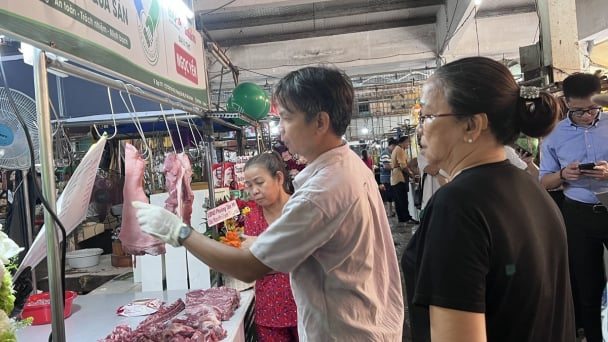 Minh bạch nguồn gốc thịt heo ngay tại sạp hàng