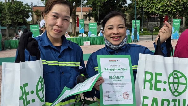 Hồ Tây sẽ không sạch nếu chỉ trông vào người dọn rác