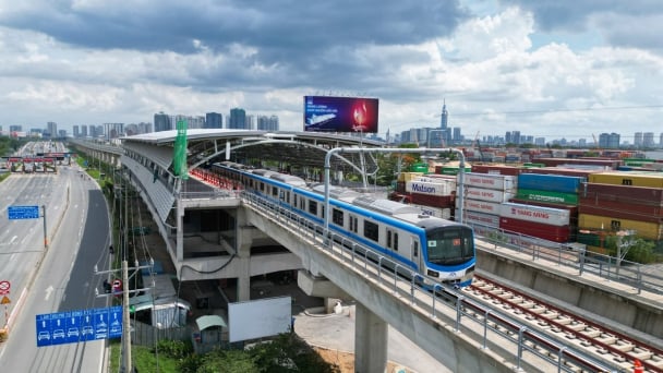 Metro số 1 miễn phí, tăng chuyến phục vụ người dân xem pháo hoa