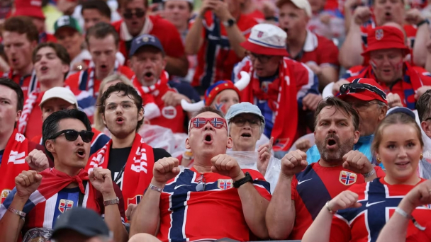 Mang mái chèo lên khán đài World Cup