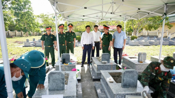 Huế khai quật mộ liệt sĩ, phát hiện cây bút khắc tên ‘Nguyễn Duy Năm’