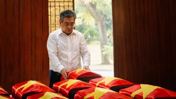 Dâng hương tưởng niệm các Anh hùng liệt sĩ tại Công viên Lê Thị Riêng