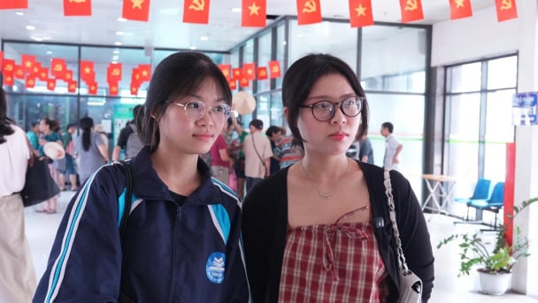 Người dân Thủ đô thích thú trải nghiệm tiện ích mới của giao thông công cộng