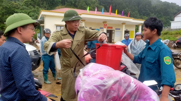 Tiếp tế, cứu trợ người dân bị thiệt hại nặng, đang bị cô lập