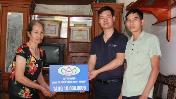 Amavet trao tiền hỗ trợ cho gia đình nạn nhân chất độc da cam
