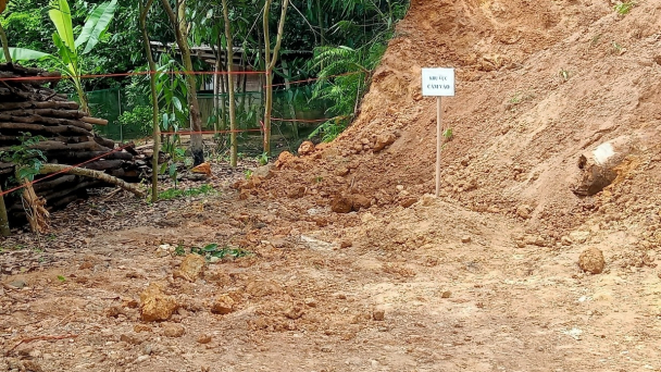 San gạt nền nhà, phát hiện quả bom 340 kg