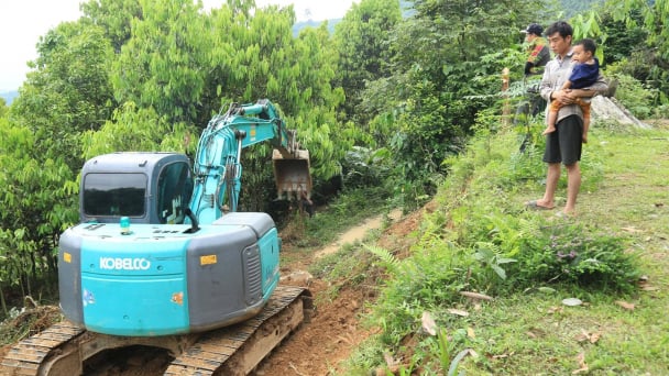 Đồng bào vùng cao chặt quế, hiến đất mở đường ở Phong Dụ Thượng