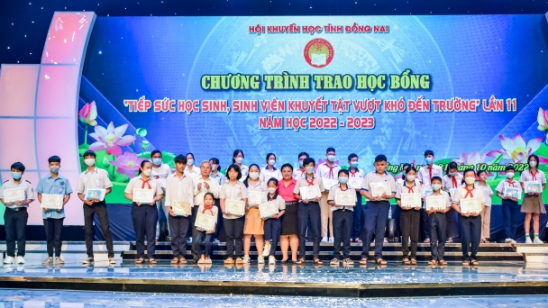 Trao học bổng ‘Tiếp sức học sinh, sinh viên khuyết tật vượt khó đến trường’