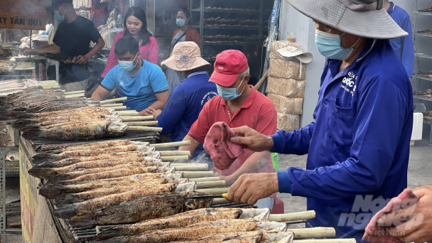 Xuyên đêm nướng hàng chục tấn cá lóc phục vụ ngày vía Thần Tài