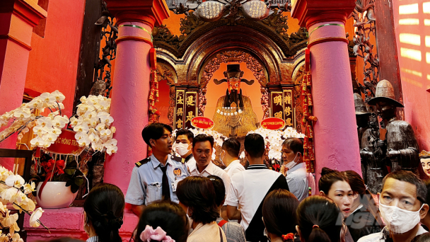 Người người đi lễ chùa Ngọc Hoàng ngày vía Thần Tài