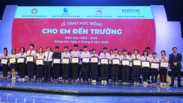 Trao học bổng 'Cho em đến trường' lần thứ 19