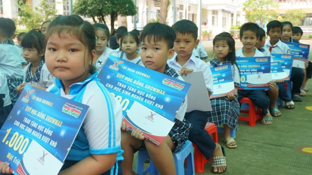 Thêm hành trang cho trò nghèo đến với tri thức