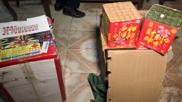 Bắt quả tang 2 đối tượng chở pháo bằng xe bán tải