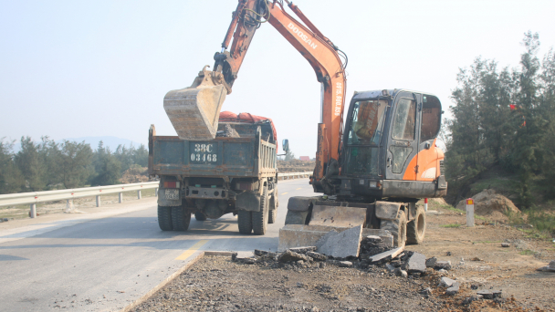 Đường ven biển vừa bàn giao 2 tháng đã hư hỏng