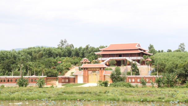 Công trình không phép lừng lững trên đất lâm nghiệp